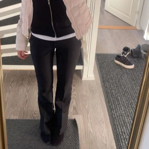 Vera kostymbyxor  - Säljer dessa sjukt snygga kostymbyxorna i modellen Vera från Bikbok, då jag vill ha en annan storlek. Jättebra skick, köparen står för frakt ❤️