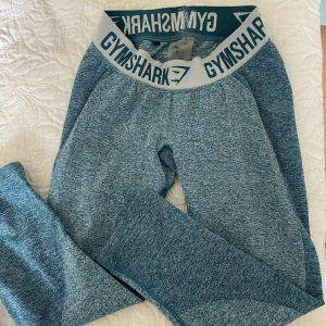 Gymshark tights  - Ett par välanvända gymshark tights som har en otroligt bra passform. Den är i storlek Xs men har passat mig som har S:)