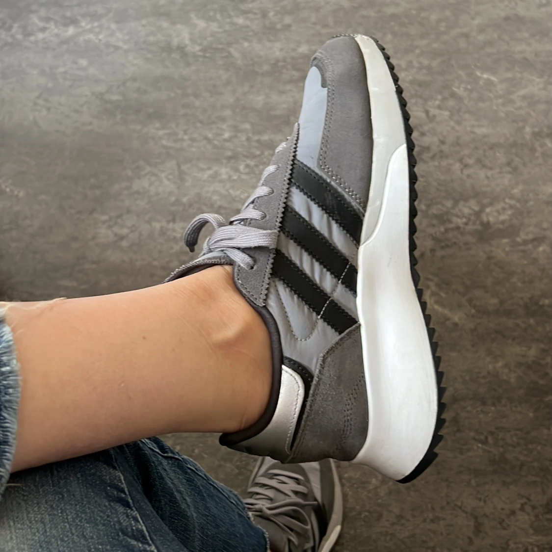 Adidas retrofuturistisk f2 - 90