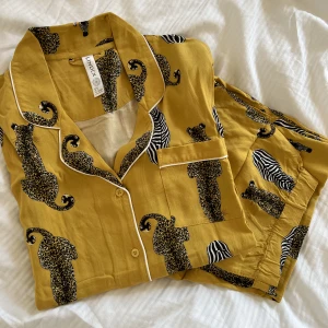 Pyjamas  - Gul pyjamas med coolt djurmönster från Lindex. Storlek S. Använd fåtal gånger. 200kr.