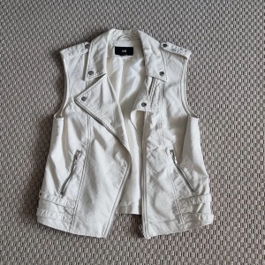 Väst fejkskinn - Vit väst med silverdetaljer. Använd max 3ggr. 