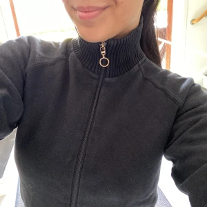 Sweater med dragkedja - Säljer min föredetta favorit för kallare dagar. Anledning till att jag säljer är att den inte länge kommer till användning☺️ För mer bilder & info är det bara att säga till. I topp skick & användes av både mig och min bror, dvs. unisex💕Pris kan diskuteras!