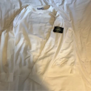 Stone island sweatshirt  - Säljer pågrund av att den är för stor  Vet inte ifall den är äkta eller inte  8/10 cond Skriv för mer information 