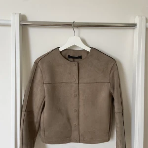 Mockajacka  - Väldigt bra skick inga skador använd 2-3 gånger. 