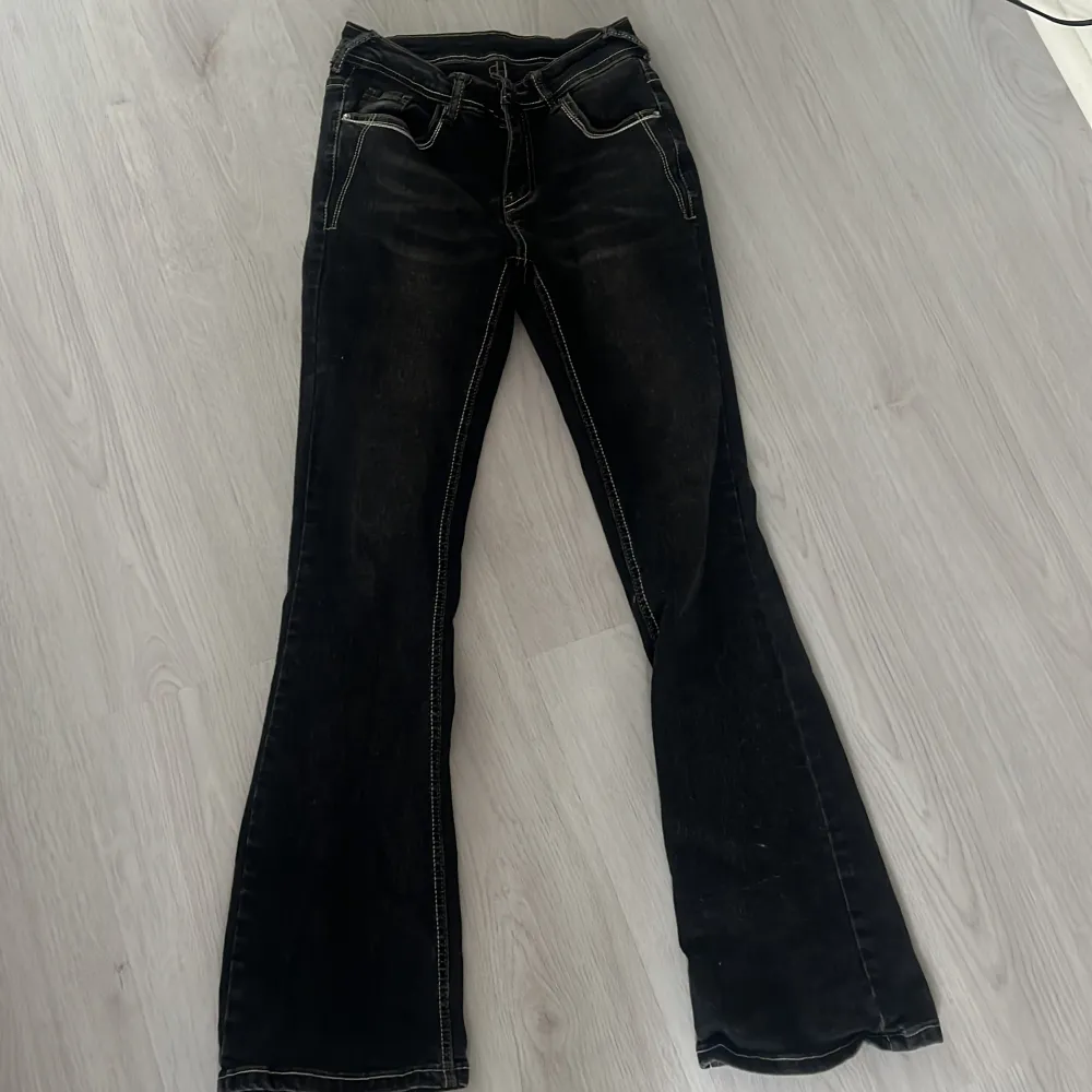 Lågmidjade jeans med fina fickor där bak!  Färgen är mörkblå nästan svart. . Jeans & Byxor.