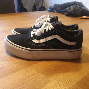 Vans skor - Vans skor med hög sula. Använda 1 gång, lite smutsiga men det går bort med vanligt vatten annars inga slitningar. Storlek 38.5