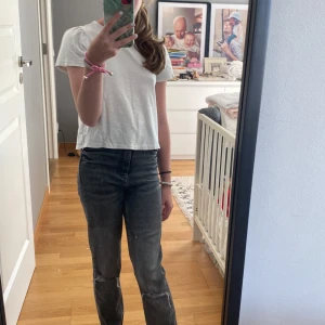 Skit snygga jeans🙌🏼 - säljer mina zara jeans. Dem är tyvärr förstora för mig. Skulle säga att jeansen är i straight. Mycket bra skick. Tryck EJ på köp nu❤️‍🔥❤️‍🔥