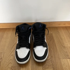 Air jordans orginal kartong Strolek 45 - Fina air Jordan Mids som jag inte använder längre.  Storlek 45 