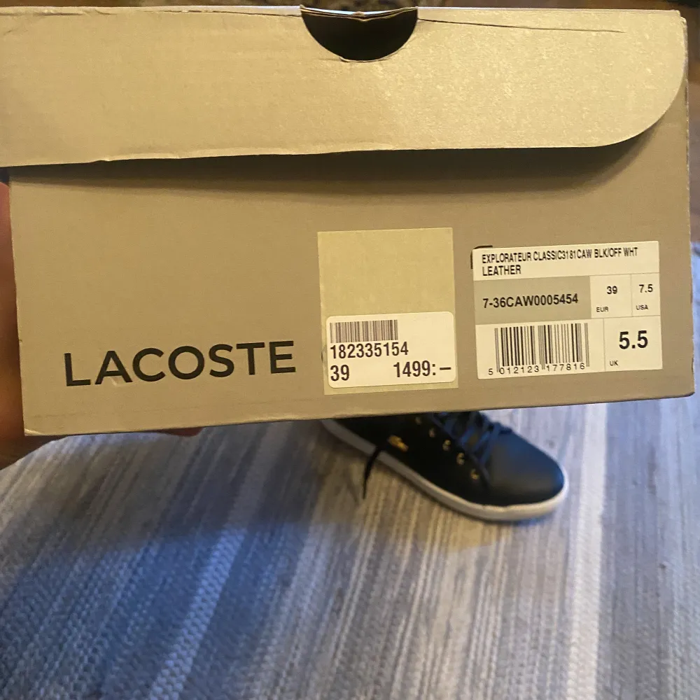 Helt nya Lacoste skor i storlek 39 (UK 5.5). Skor.