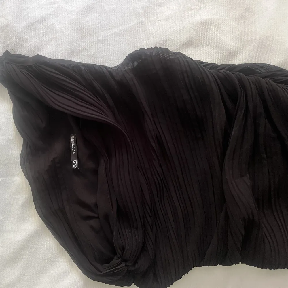 Säljer denna offshoulder blus från zara då den inte kommer till användning längre Tyget på insidan är trasigt men är omärkbart när man har tröjan på sig!. Puserot.
