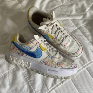 Limited Edition Nike  - Nike Air Force Shadow med småblommigt mönster. Kommer tyvärr inte till användning tillräckligt! Har en liten fläck på snöret (bild 3) men går att tvätta eller byta snören! 