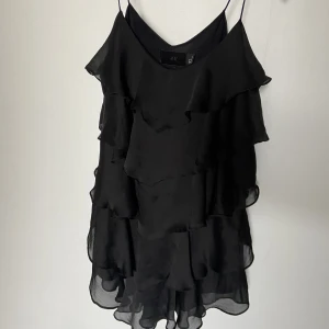 Klänning med volang  - Såå cool klänning med volanger perfekt till fest och nu i sommar