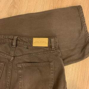 Bruna högmidjade jeans från monki!!🫶🏼 Innebenslängd-76