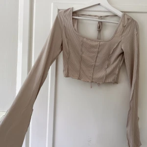 Croppad top flared arms - Oanvänd topp från shein. Croppad skimrig med flared arms 