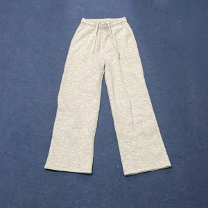 Oanvända Aimn mjukisbyxor.  - Ljusgråa mjukisbyxor som är helt oanvända. Köpare står för frakt