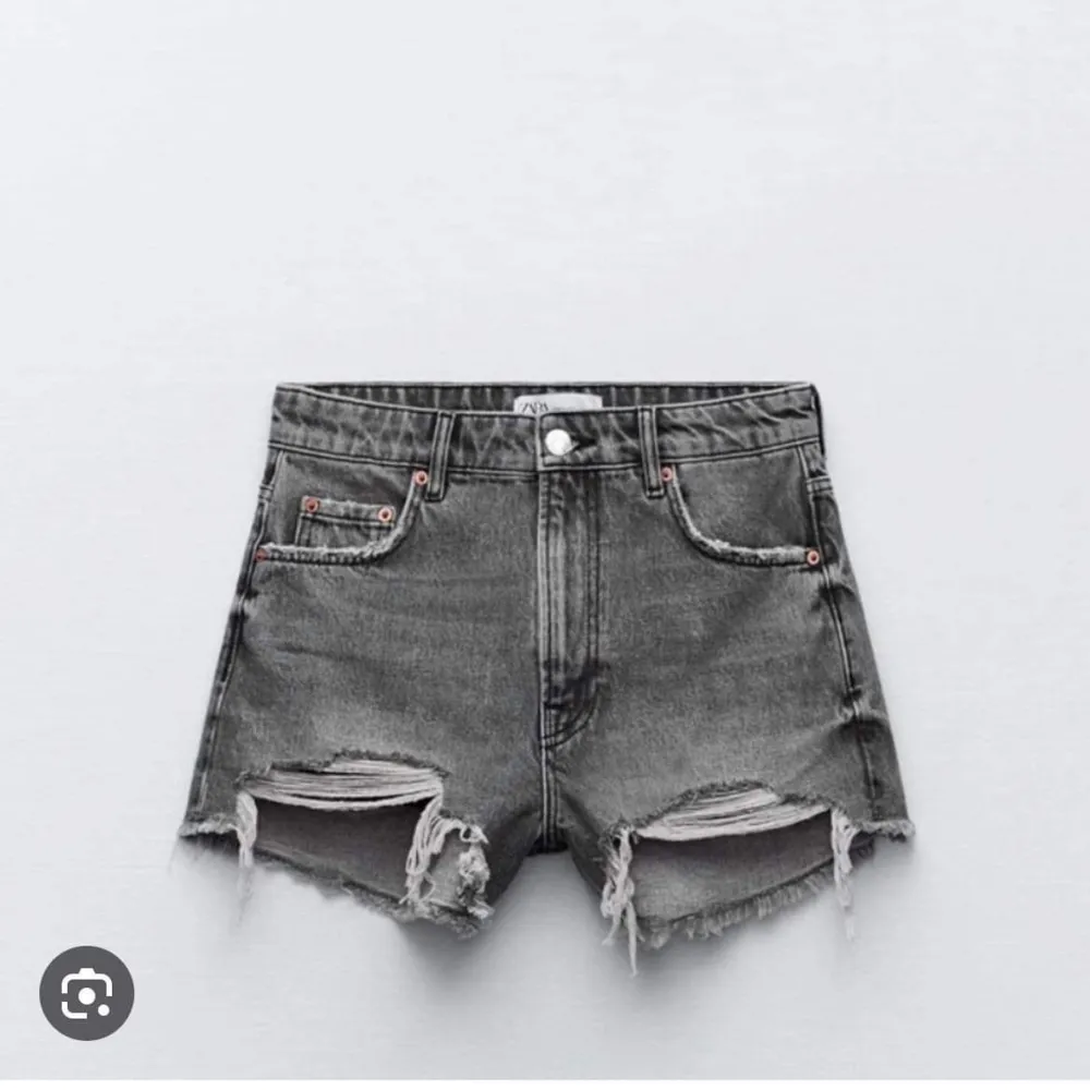 Gråa jeans shorts från zara som är o bra skick med typ ingen syn på användning. Det är från förra sesongen som inte finns kvar men dom ser typ exakt lika dana ut som på bilden. Pris kan diskuteras 💕. Shorts.