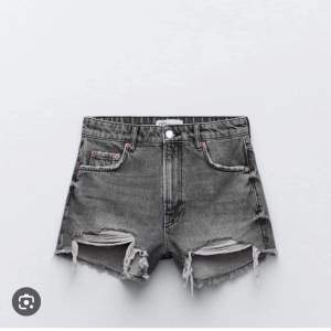 Gråa jeans shorts från zara som är o bra skick med typ ingen syn på användning. Det är från förra sesongen som inte finns kvar men dom ser typ exakt lika dana ut som på bilden. Pris kan diskuteras 💕