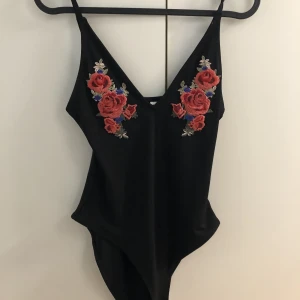 Söt topp - En jättefin och söt body-topp, nästan helt ny och nytvättad. Sitter jättefint och formar sig bra längst med magen och upp. 🖤