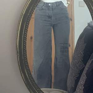 Gråa vida jeans med hög midja i strl 24/32 från Collusion (Asos). De är knappt använda utan några defekter då de var lite för stora för mig. Skriv gärna vid frågor/fler bilder🫶🏼