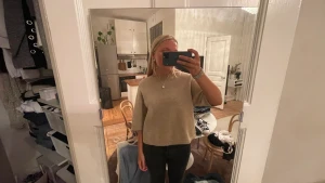 Skickad T-shirt  - Säljer min fina &otherstories tröja då den inte kommer till användning! Fint skick!!