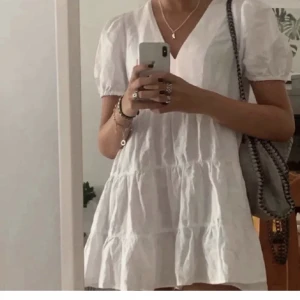 Zara klänning  - Köpt förra sommaren och använd Max en gång❤️ passar xs- liten M, första och andra bilderna är lånad och är för att visa hur den ser ut på!