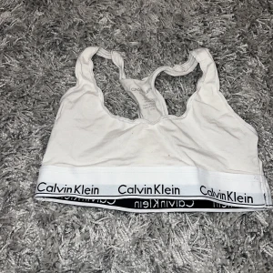 calvin klein bh  - sport bh från calvin klein. Väl använd men inga defekter. Storlek XS