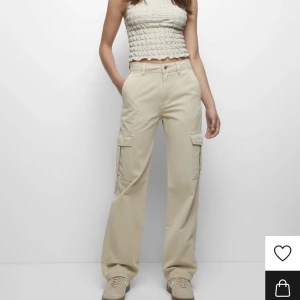 Cargopants, Cargobyxor, Pull&Bear - Inköpta i Barcelona på pull&bear i april. Aldrig använda. Prislapp kvar. Jättesköna och sitter bra på mig som har storlek 36 samt är 165cm. Säljer pga de ej kommer till användning.