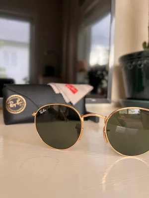 Rayban round gold classic - Varan är använd men som i nyskick. Inga synliga defekter. Nypris 1590kr 
