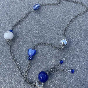 Långt halsband  - Långt halsband med fina stora blåa pärlor på. Fint skick