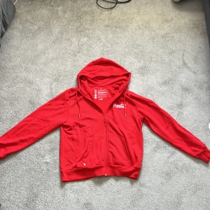 Röd coca cola zip up - Bekväm zip up kofta
