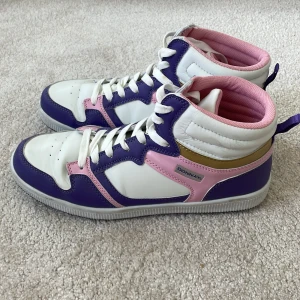 Skor - Säljer dessa snygga donnay sneakers eftersom att dom är förstora. Knappt använda och i bra skick.