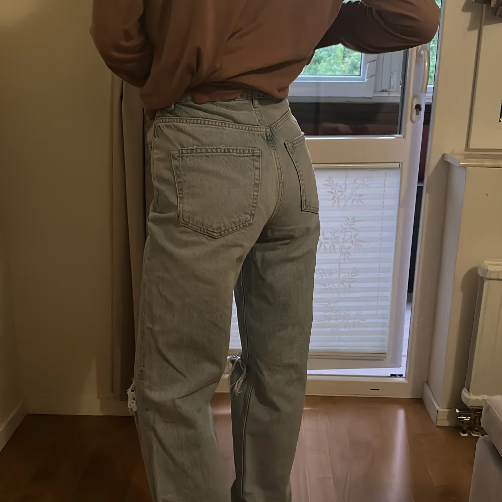 (Har redan lagt upp dessa byxor, men inte hur de ser ut på) Jeans från ginatricot i strl 34! Nypris: ca 500, ej säker 🫶🏽. Jeans & Byxor.