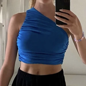 Topp - Så fin blå oneshoulder topp! Inga defekter, frakt tilkommer💙