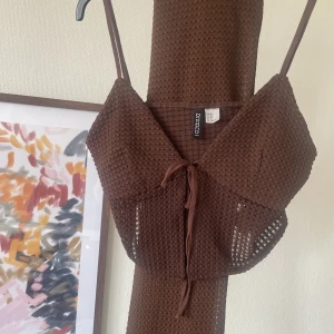 HM set - Så fint set från HM, croppad topp + flare byxor i samma material 💕Byxorna har en inbyggd ”trosa” men är genomskinliga längs benen. Aldrig använt. 