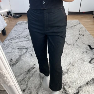 Kostymbyxor - Högmidjade kostymbyxor med en rand på sidan🫶🏻 ❗️3 för 2 på allt❗️