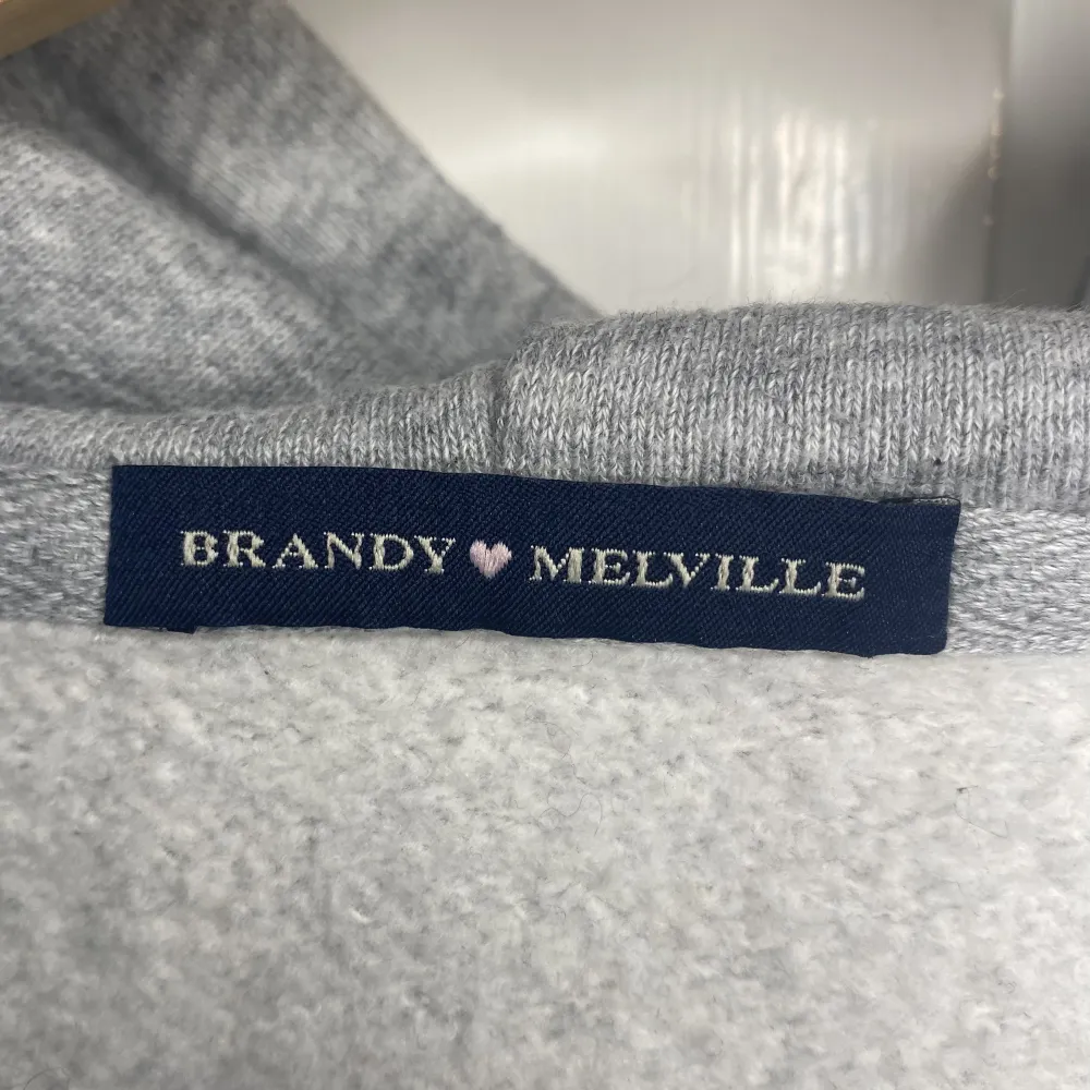 En jätte fin zip up tröja från Brandy Melville. I Bra skick🤍. Hoodies.