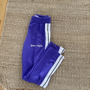Palm angels  - Tja, säljer du desss feta lila Palm angels byxor till riktigt bra pris🔥🔥