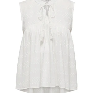  Vit ONLY blus - Nyskick, helt oanvänd då den inte kommit till användning! Storlek XS. Säljer för 99kr inkl frakt 39kr. (Nypris 299kr)