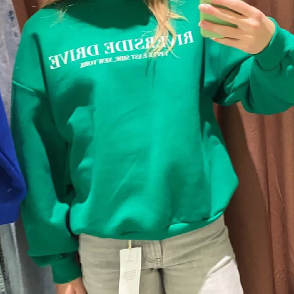 Snygg grön tröja från Gina. Är i bra skick . Köparen står för frakten🤗. Tröjor & Koftor.