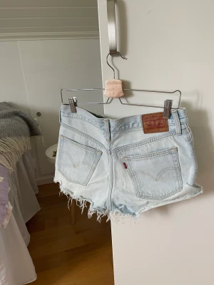 Levis shorts - Fina levis shorts. En blekt område på framsidan, men inget man tänker på. W28! 