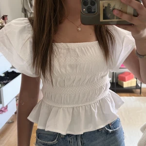 Super söt volang topp!! - En helt oanvänd Zara topp i stretch med volanger!❤️ Pris kan diskuteras!!! Möts upp i Stockholm eller postas❤️