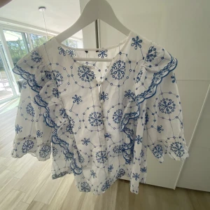 Blus - Säljer denna fina blusen fin nu i sommar. Står ingen stolek men gissar på en M