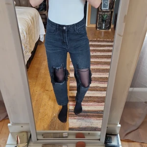Slitna jeans  - Jeans från shein . Storlek 36  Modell mom 
