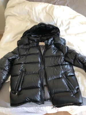 Moncler maya jacka  - Säljer nu min moncler jacka eftersom den inte har kommit så mycket till användning. Den är i väldigt bra skick och näst intill som helt ny. Den är i storlek 3. 