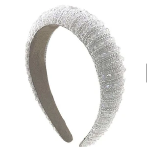 Diadem - Superfint slutsålt diadem som är användt 2 gånger så det är i nyskick. Inga fläckar alls, om du har fler frågor är det bara å skriva. Köparen står alltid för frakt, postbevis skickas alltid