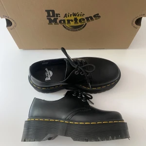 Oanvända Dr. Martens - Nästintill sprillans nya platå Dr. Martens,  endast använda 2 gånger. Min absoluta favorit modell men säljer då skorna är för små för mig. Kan mötas upp i Västerås, annars står köpare för frakt. :)