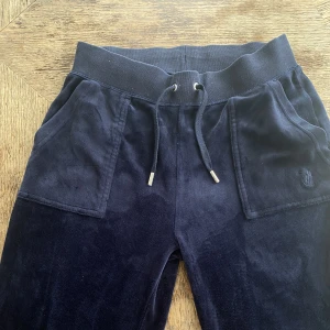 Juicy couture byxor  - Jag säljer mina marinblå juicy couture byxor då dom inte kommer till användning, knappt använda, tvättade fåtal gånger💗