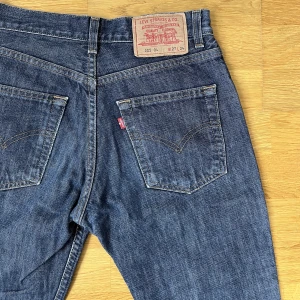 Levis jeans  - Levis jeans köpta second hand, tyvärr för små för mig. Står W27 L34 men är mindre i storleken. Dragkedjan är trasig då gylfen hoppar ur ibland men det går att dra upp dragkedjan ändå! De är även lite slitna på insidan av låren vilket man ser på sista bild
