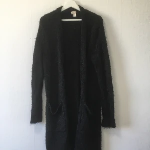H&M luddig stickad stor kofta  - H&M stor stickad kofta som är mjuk och skön!   Riktigt snygg tillsammans med en vit skjorta och svarta tajta byxor. Funkar också superbra med att ha på sig för att ha fredagsmys.   Jag är 170 cm och denna går till knäna.  