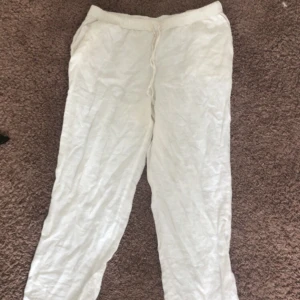 Linnebyxor - Lågmidjade långa vita linnebyxor perfekt till sommaren😍